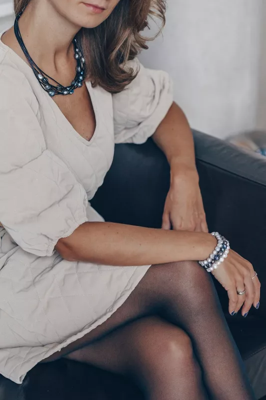 Design Lederkette mit Perlen schwarz barock, 47 cm, Magnet-Verschluss Stahl, Gaura Pearls, Estland Bild mit Model 3 Design Lederkette mit Perlen schwarz barock, 47 cm, Magnet-Verschluss Stahl, Gaura Pearls, Estland Bild mit Model 3